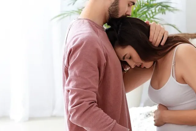 Mann unterstützt seine Frau bei der Geburt