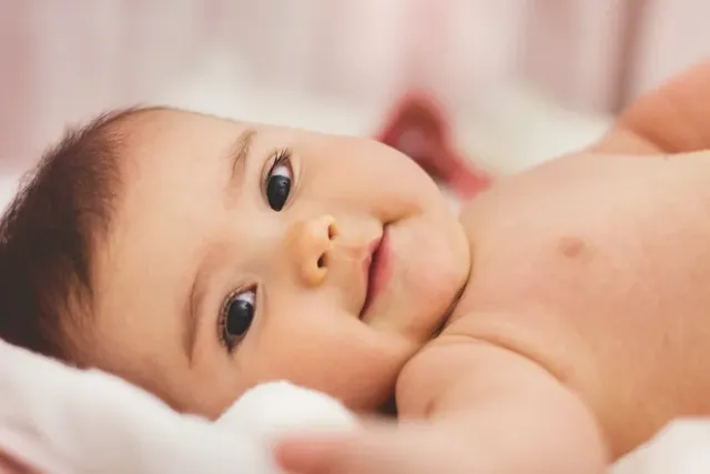 Kleines Baby sieht in Kamera
