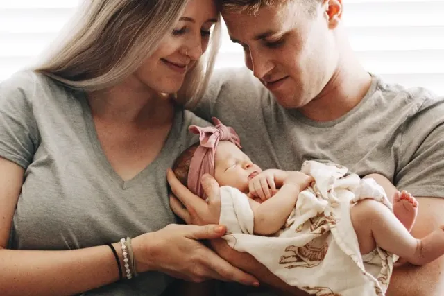 Junge Familie mit Säugling