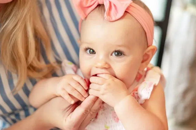 Baby Mädchen wird gefüttert