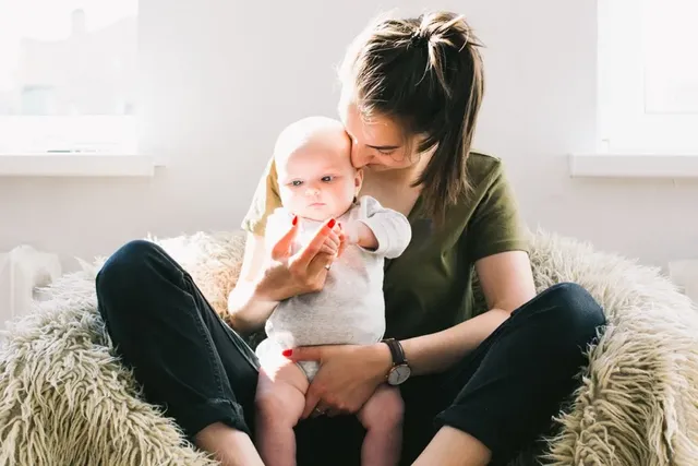 Junge Mutter mit Baby
