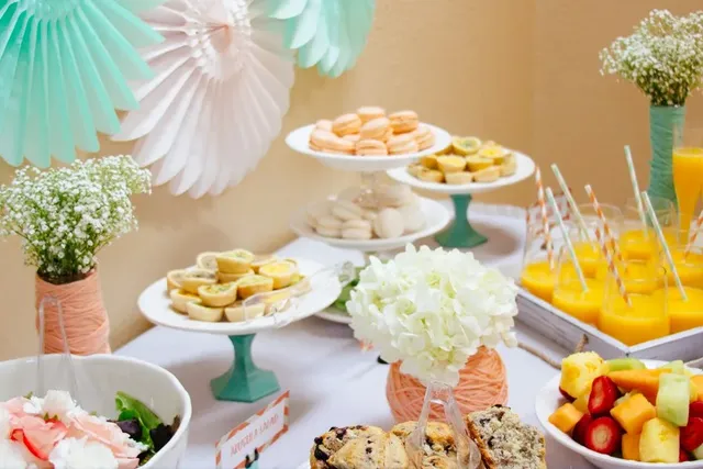Dekoriertes Buffet bei einer Babyparty für Jungen