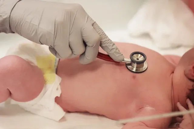 Baby wird beim Arzt untersucht