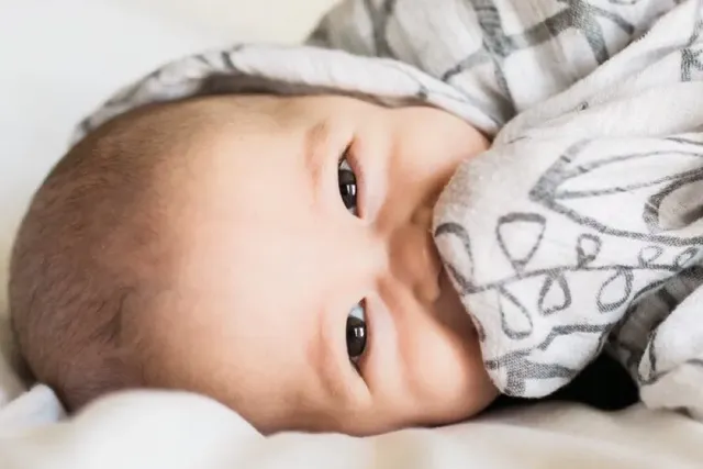 Kleines Baby liegt im Bett