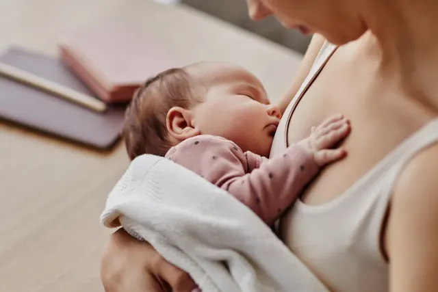 Junge Mutter stillt ihr Baby im Krankenhaus