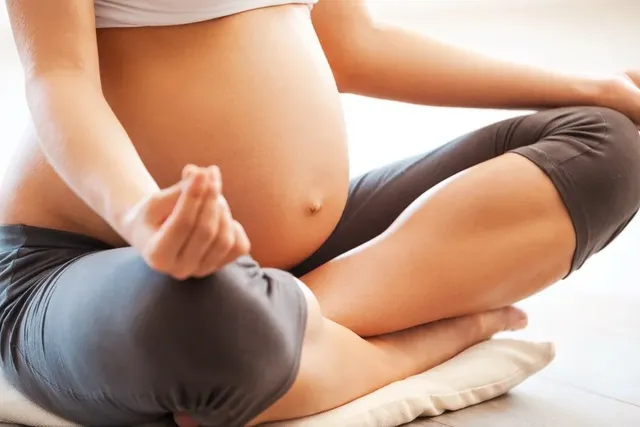 Schwangere Frau macht Yoga