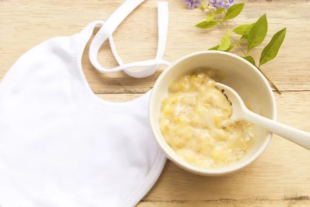 Babybrei und Babylätzchen