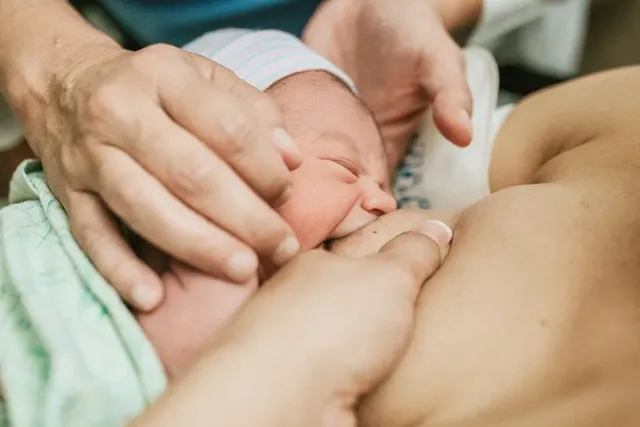 Mutter und Baby an der Brust beim Stillen