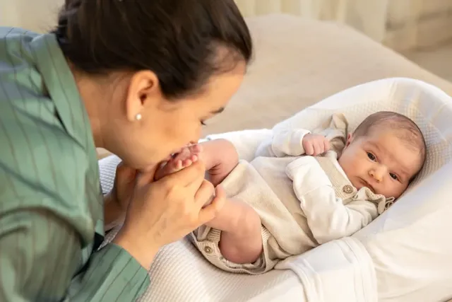 Mutter hält die Füße ihres Babys
