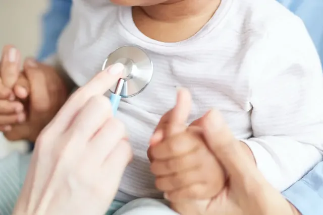 Baby wird vom Doktor abgehört