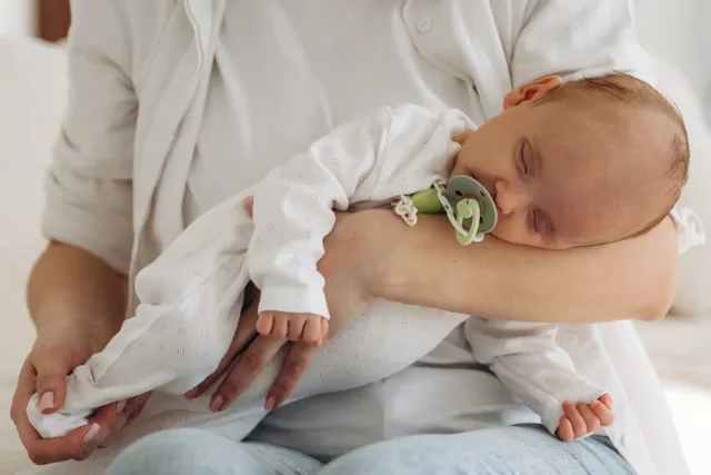 Vater und Kind schlafen im Bett