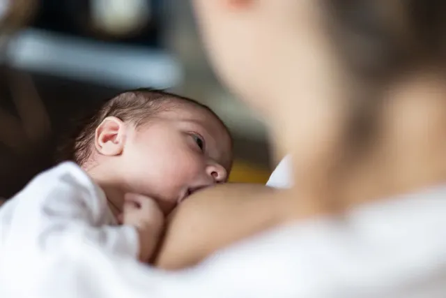 Junge Mutter spielt mit Baby