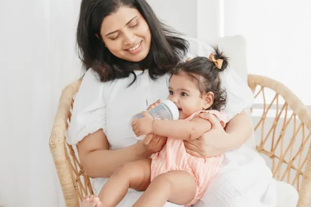 Dem Baby das Fläschchen geben: So gelingt das Bonding