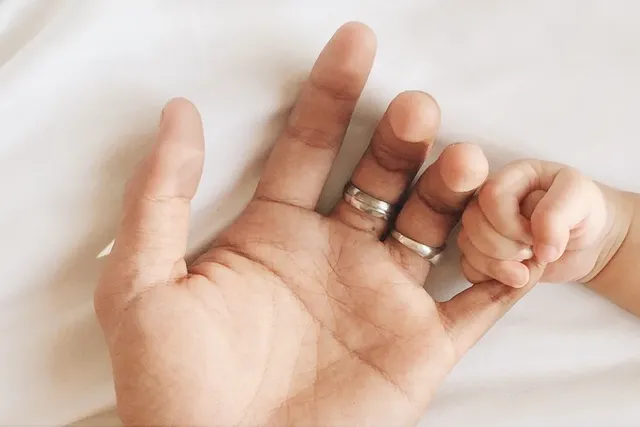 Mutter hält Hand von Baby