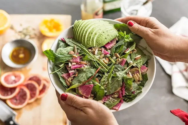 Gesunde Salatschüssel mit Avocado
