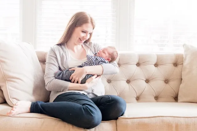 Junge Mutter mit Baby im Warteraum