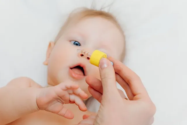 Baby wird beim Arzt geimpft