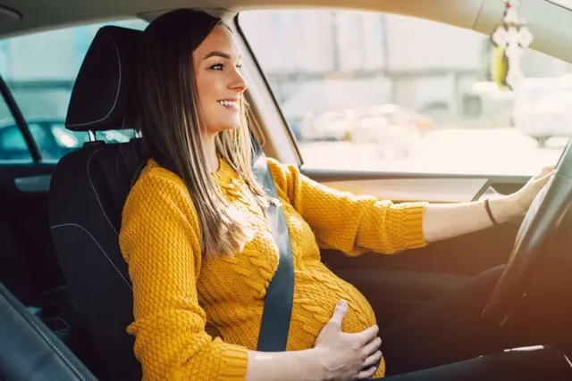 Schwangere fährt mit Auto