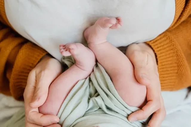 Baby schläft auf Brust der Mutter
