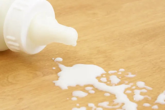 Milchflecken und Babyflasche