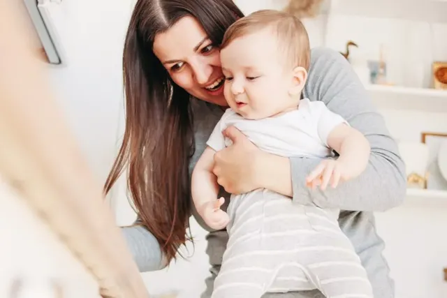 Junge Mutter und ihr Kleinkind in der Küche