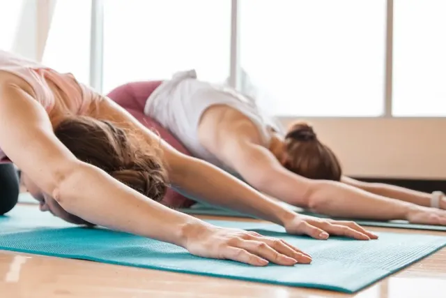 Frauen beim Yoga, entspannend