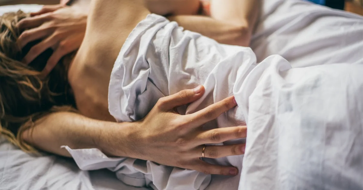 Mann und Frau im Bett