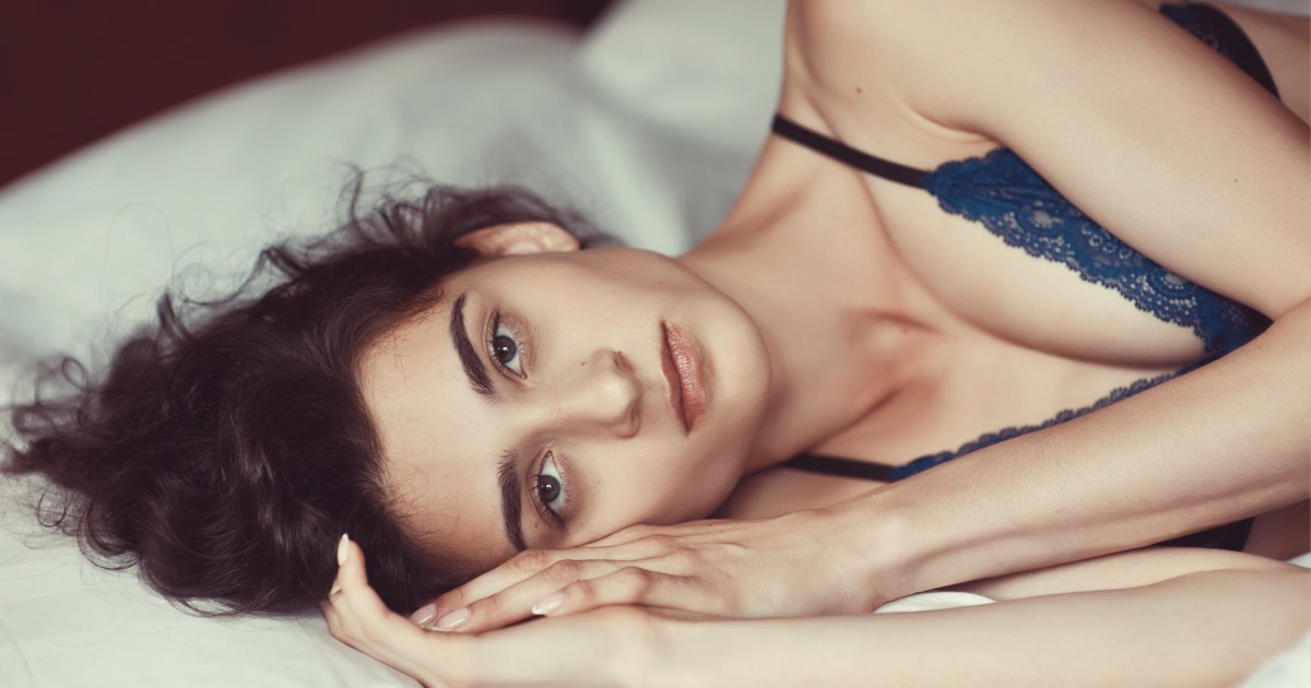 Frau mit Endometriose liegt im Bett