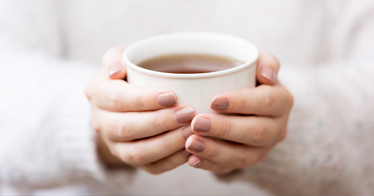 Frau hält Teetasse