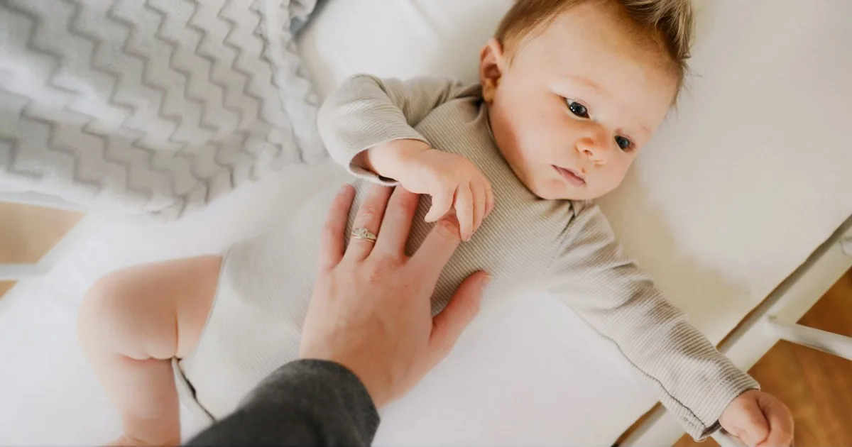 Baby liegt in Gitterbett