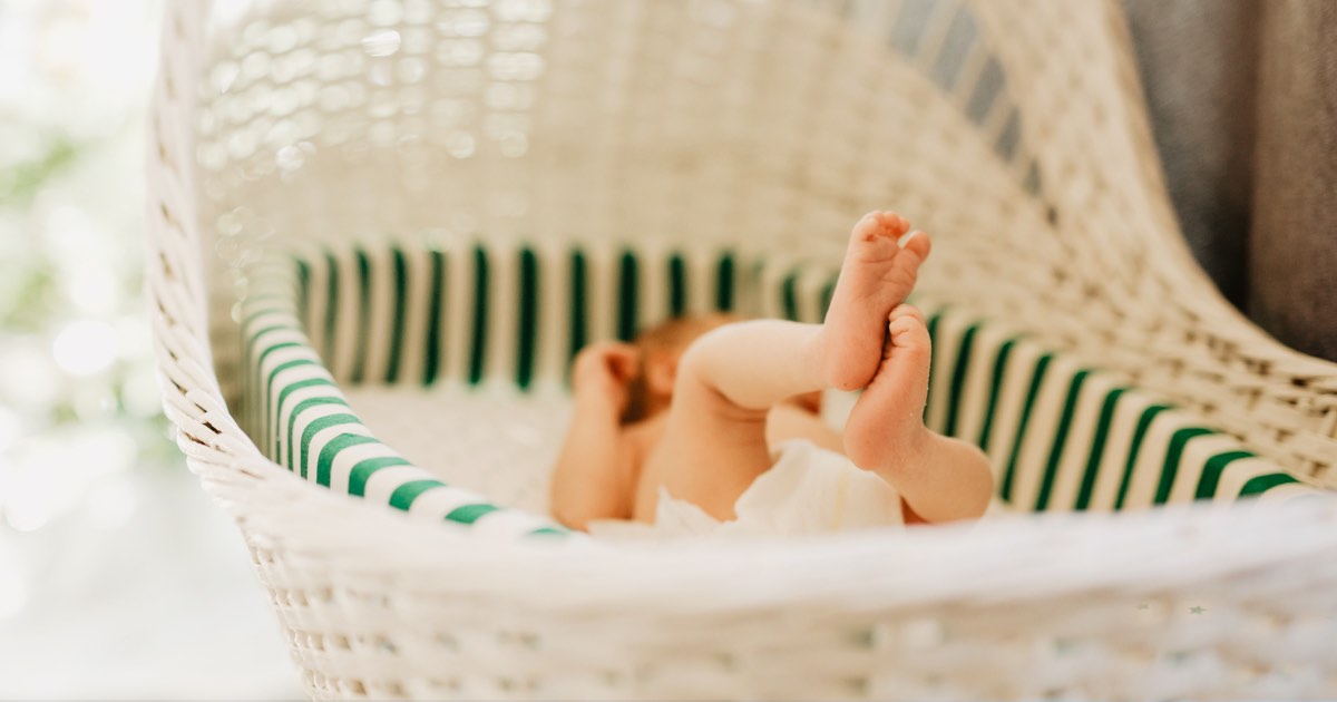 Baby liegt in Wiege