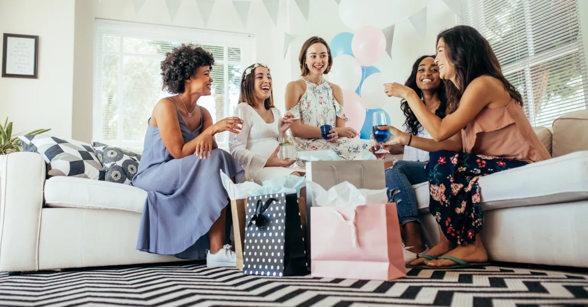 Schwangere erhält Geschenke bei der Babyshower