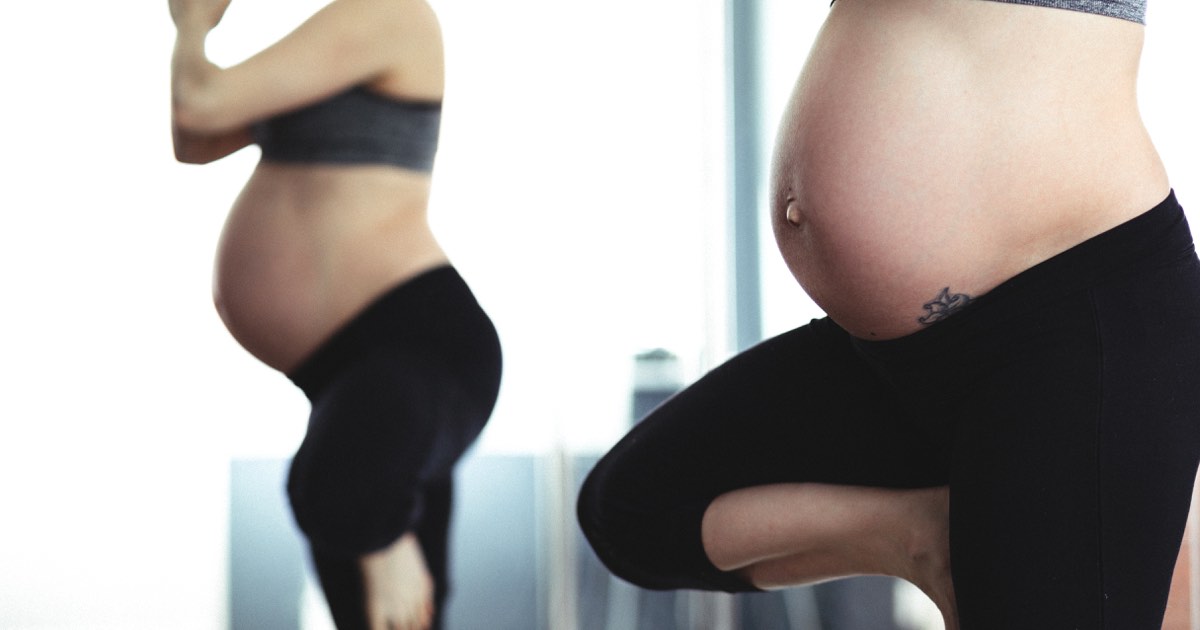 Schwangere Frauen machen Yoga