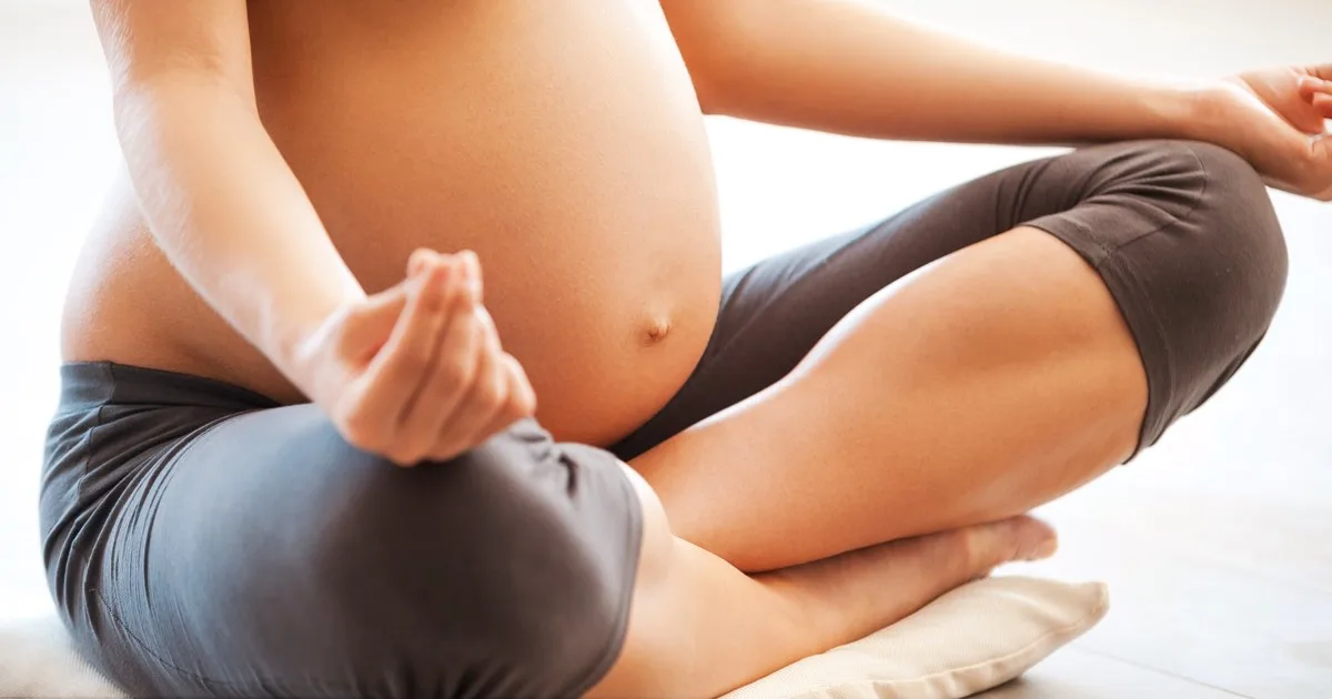 Schwangere Frau beim Yoga