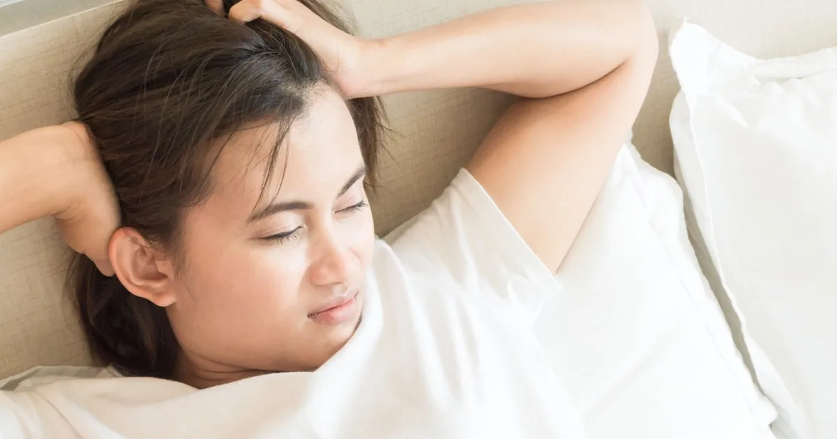 Schwangere Frauen mit Übelkeit liegt im Bett