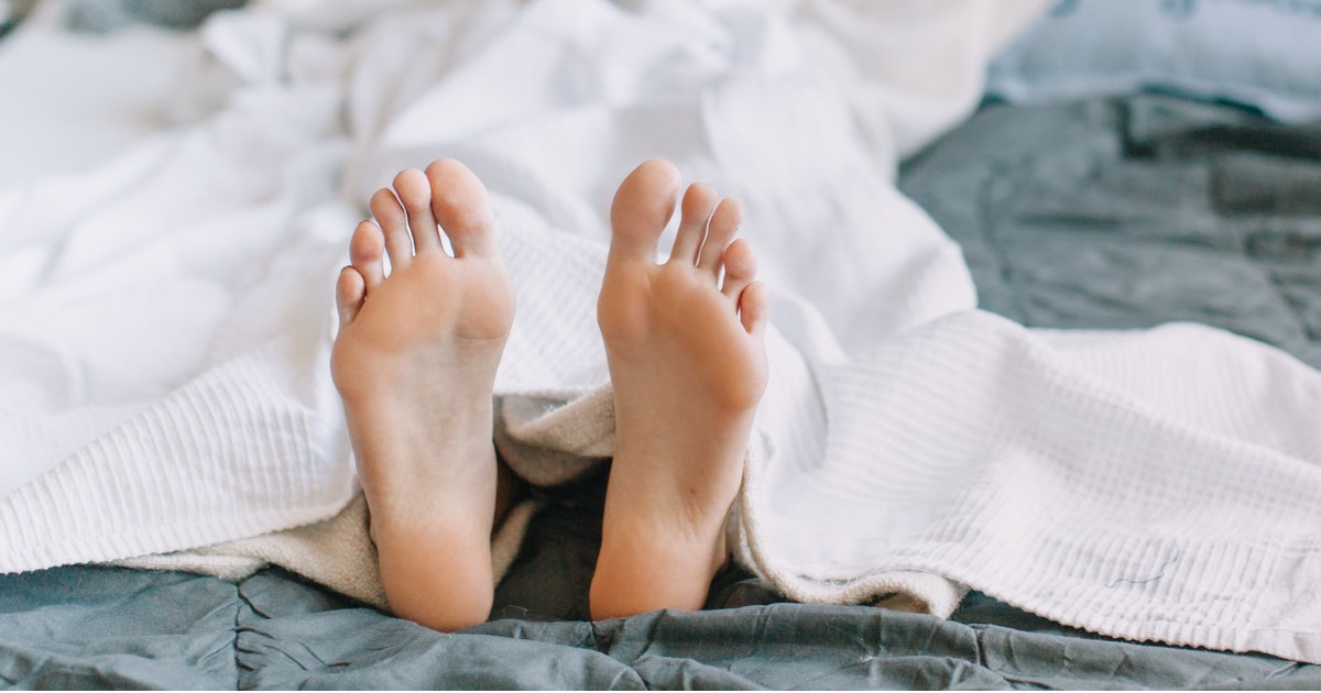 Schwangere Frauen mit Wassereinlagerungen liegt im Bett