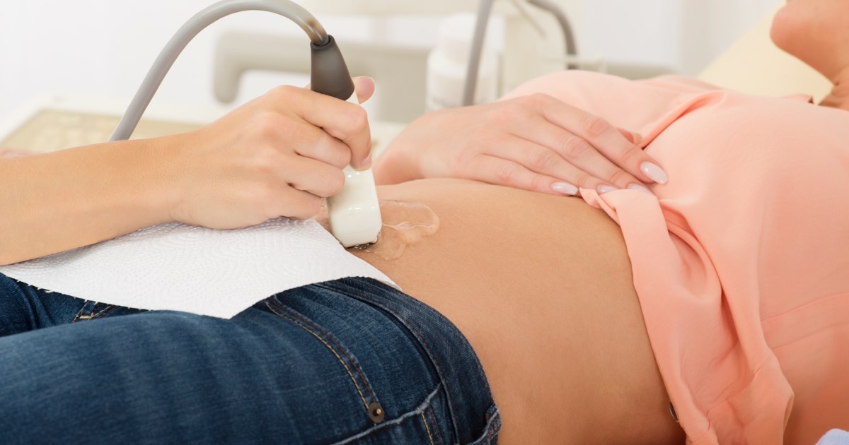 Schwangere Frauen bei Ultraschall-Untersuchung im Krankenhaus