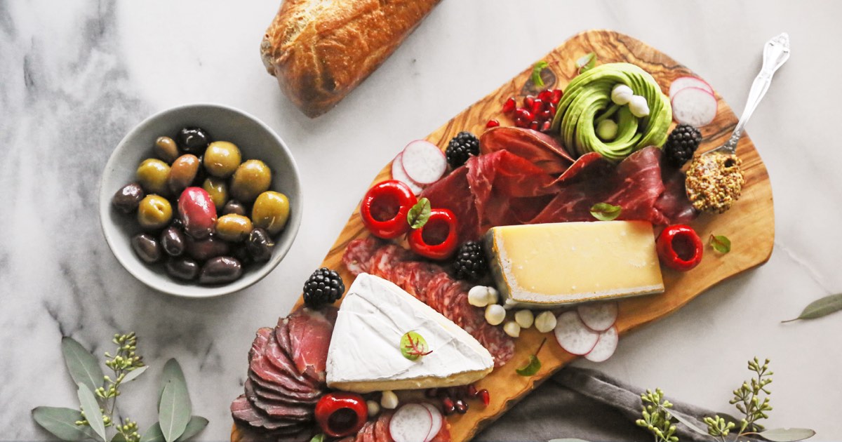 Platte mit Oliven, Fleisch und Aufschnitt