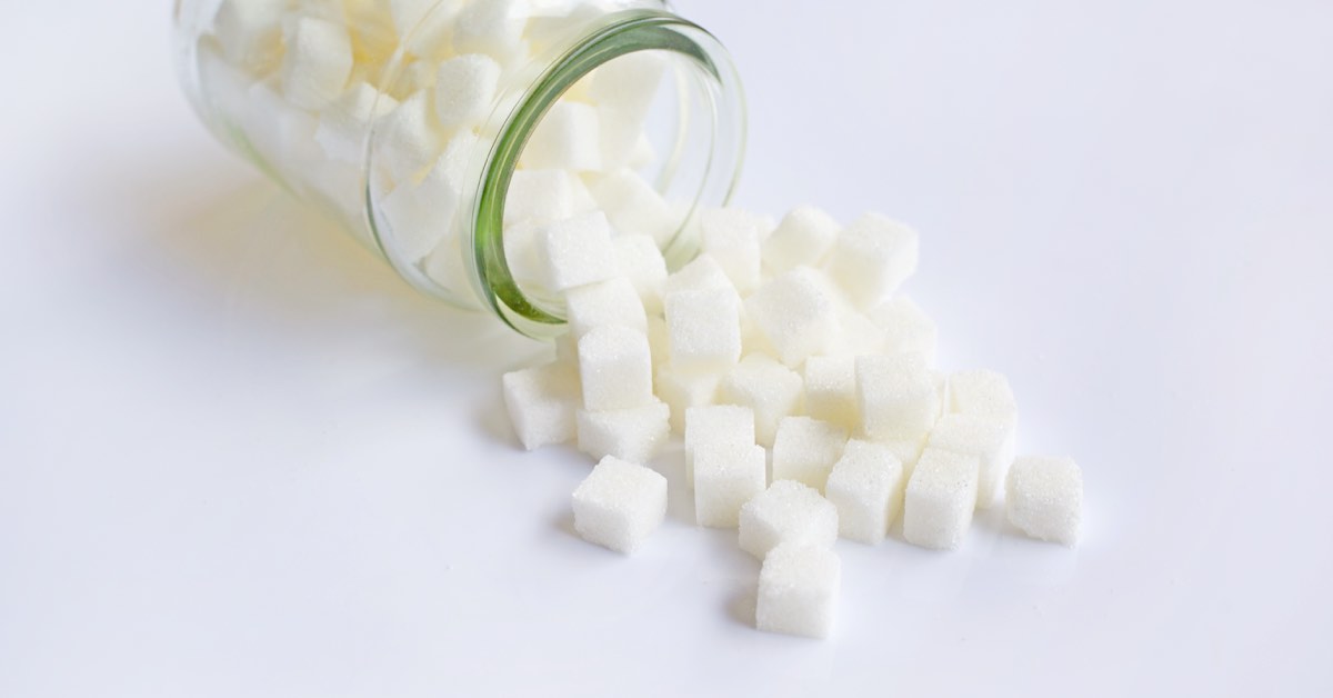 Viele Zuckerwürfel werden ausgeschüttet