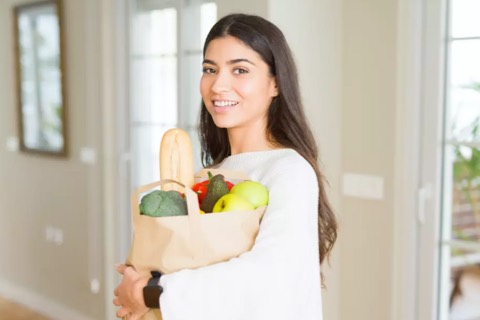 Schwangere im ersten Trimester ernährt sich gesund