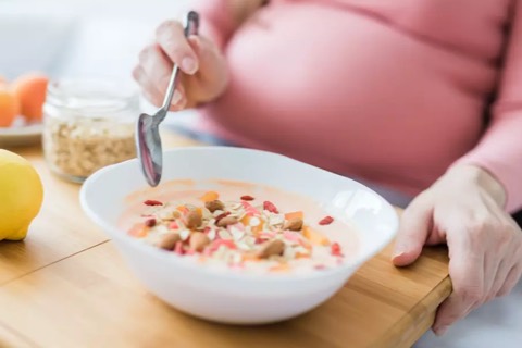 Schwangere im zweiten Trimester ernährt sich gesund