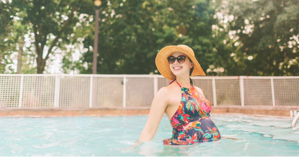 Schwangere im Pool auf Urlaub