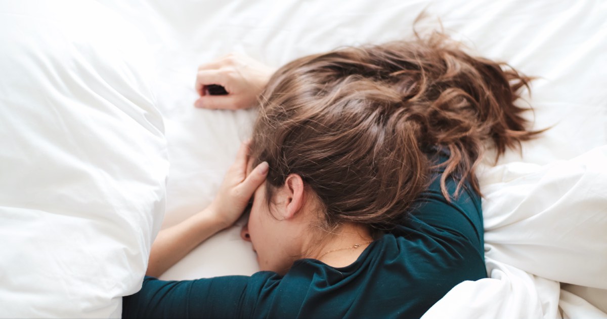 Schwangere Frau mit Depression im Bett