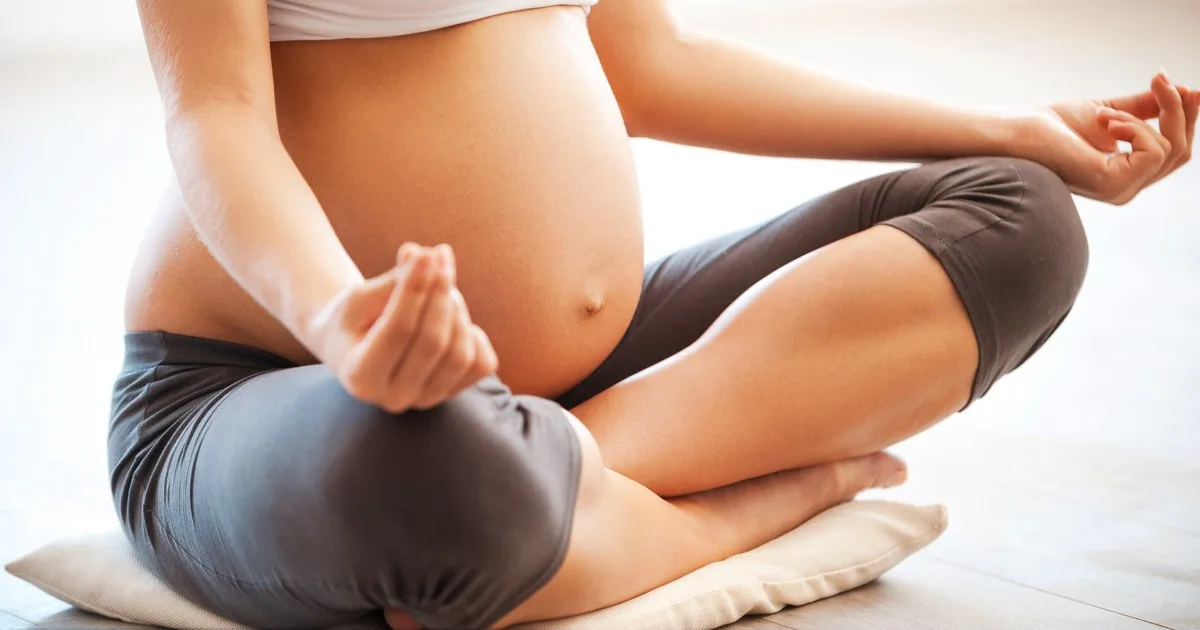 Schwangere Frau macht Yoga