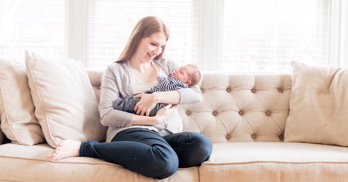 Junge Mutter mit Baby im Warteraum