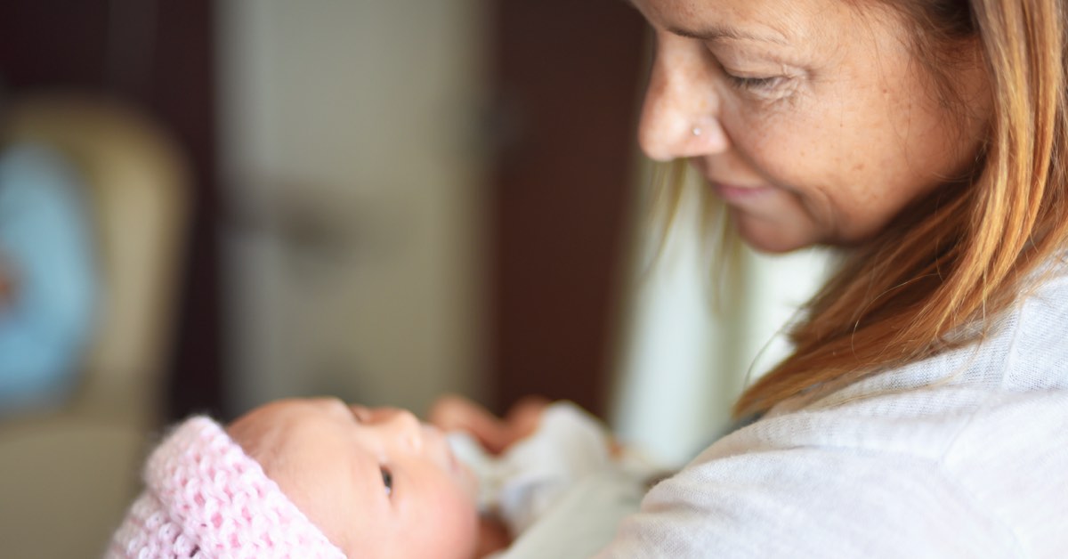 Oma und Neugeborenes im Krankenhaus