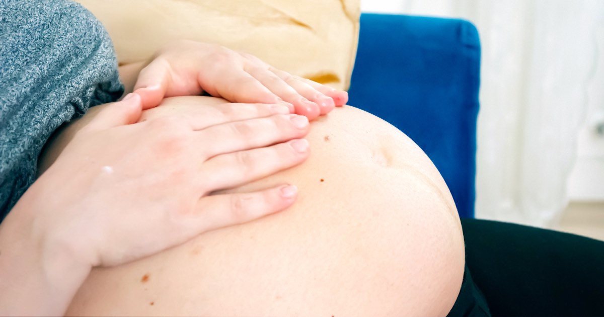 Schwangere im Krankenhaus hält Bauch