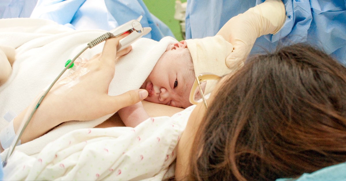 Neugeborenes und Mutter im Krankenhaus