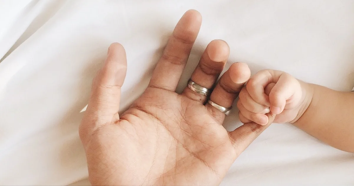 Mutter hält Hand von Baby