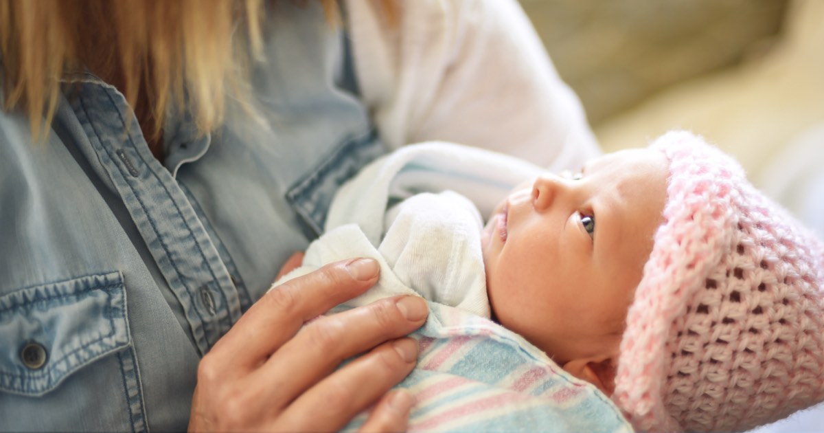 Oma hält neugeborenes Baby